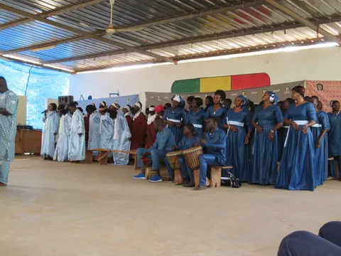 La chorale protestante (à gauche) et la chorale catholique (à droite)